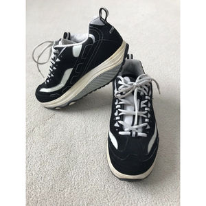 Skechers Shape Ups Walking Toning Sneaker 11809 Black / White Women’s SZ 9